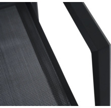 Vue détaillée d'une chaise de jardin noire avec une structure en maille