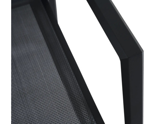 Vue détaillée d'une chaise de jardin noire avec une structure en maille