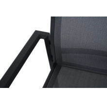 Vue détaillée d'une chaise de jardin avec accoudoir et revêtement textile