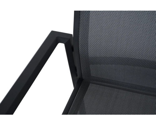 Vue détaillée d'une chaise de jardin avec accoudoir et revêtement textile