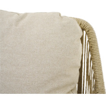 Gros plan d'un coussin avec cadre en rotin