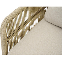 Vue détaillée d'un fauteuil avec coussin d'assise et dossier tressé