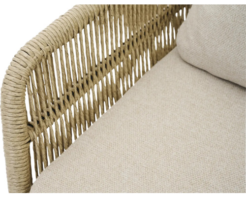 Vue détaillée d'un fauteuil avec coussin d'assise et dossier tressé