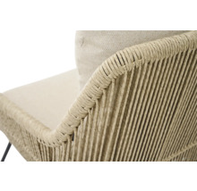 Vue détaillée d'un fauteuil en rotin avec coussin d'assise
