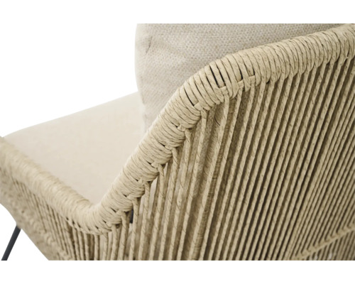 Vue détaillée d'un fauteuil en rotin avec coussin d'assise