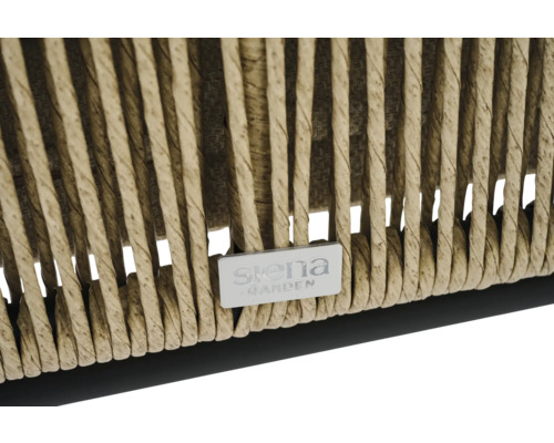 Gros plan d'un fauteuil en rotin avec le logo Siena Garden.