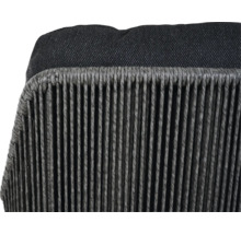 Vue détaillée d'un fauteuil d'extérieur avec coussin et dossier tressé