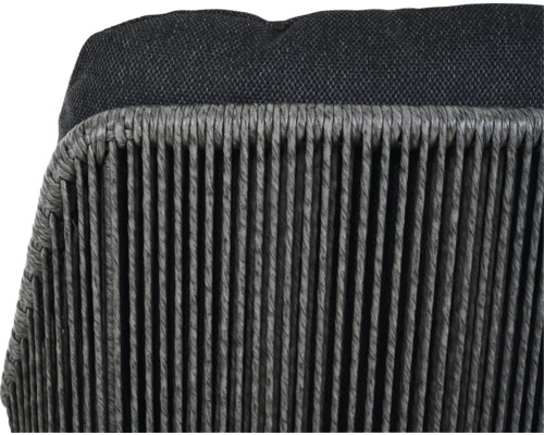 Vue détaillée d'un fauteuil d'extérieur avec coussin et dossier tressé