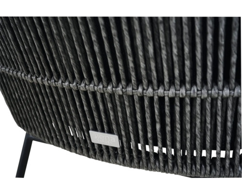 Vue détaillée d'un fauteuil de jardin avec structure en rotin et logo Siena Garden