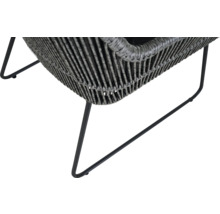 Vue détaillée d'un fauteuil en rotin avec cadre en métal
