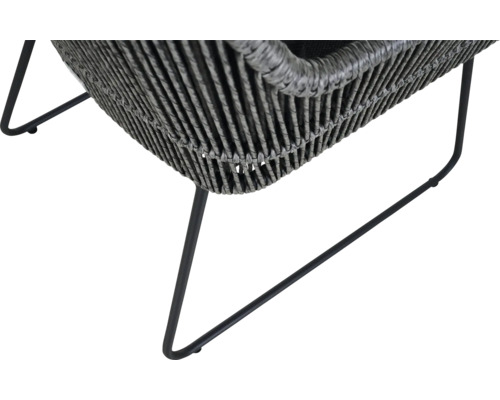 Vue détaillée d'un fauteuil en rotin avec cadre en métal