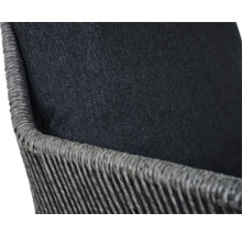 Gros plan d'un fauteuil en rotin avec coussin d'assise