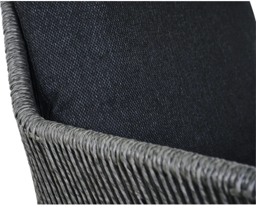 Gros plan d'un fauteuil en rotin avec coussin d'assise