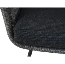 Vue détaillée d'une chaise avec revêtement en tissu et cadre en rotin