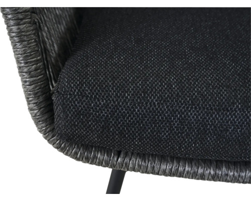 Vue détaillée d'une chaise avec revêtement en tissu et cadre en rotin