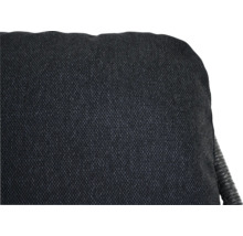 Gros plan d'une chaise sombre avec revêtement en tissu