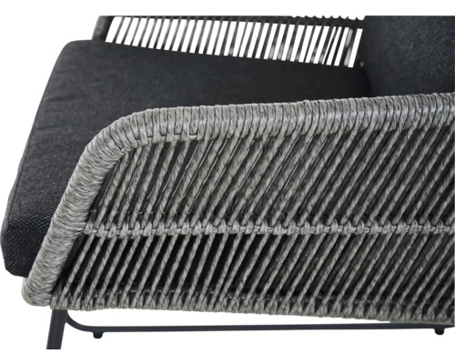 Gros plan d'un fauteuil tressé avec coussin