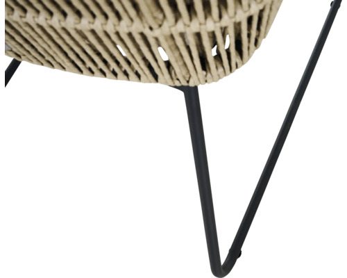 Detailansicht eines Pflanzgefäßes mit Rattanoptik und Metallbeinen