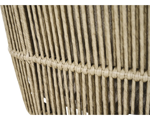 Detailansicht eines geflochtenen Sessels.