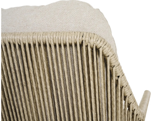 Detailansicht eines Sessels mit Rattangeflecht und Sitzkissen