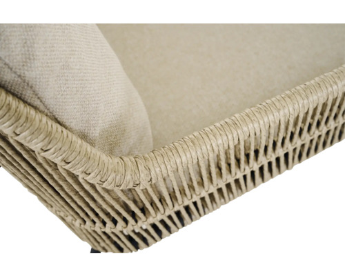 Detailansicht eines Korbsessels mit Kissen