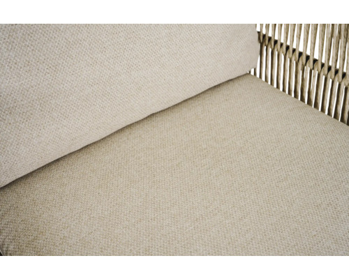 Detailansicht von Sitzfläche und Kissen eines Outdoor-Sessels.