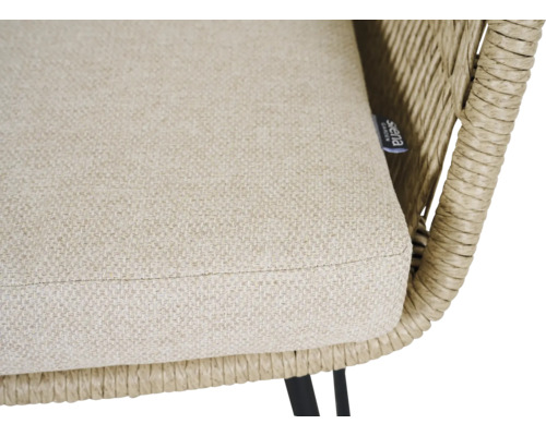 Detailansicht eines Gartenstuhls mit Sitzkissen und Rattanstruktur