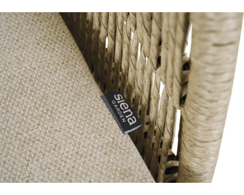 Detailaufnahme eines Kissens und Rattanmöbels mit Siena Garden Logo