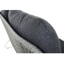Vue détaillée d'un coussin sur un canapé tressé