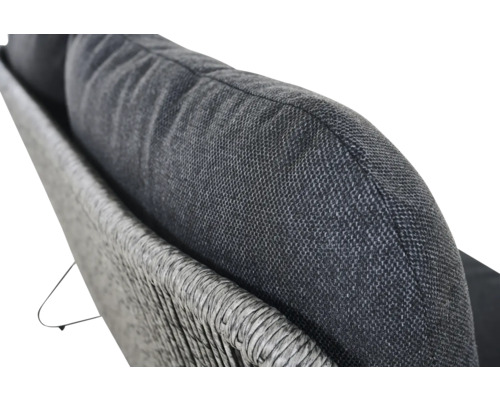 Vue détaillée d'un coussin sur un canapé tressé