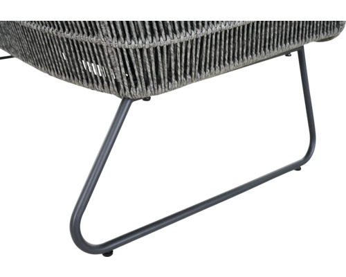 Vue détaillée d'un fauteuil en rotin avec pieds en métal