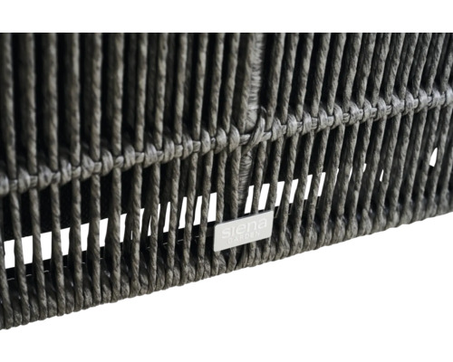 Vue détaillée d'un fauteuil de jardin avec surface tressée et logo Siena Garden.