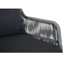 Gros plan d'un fauteuil gris avec cadre tressé et coussin d'assise