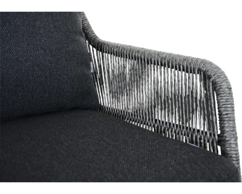 Gros plan d'un fauteuil gris avec cadre tressé et coussin d'assise