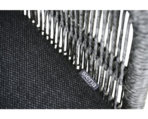 Gros plan sur une chaise de jardin avec rembourrage et tressage, ainsi que le logo Siena Garden