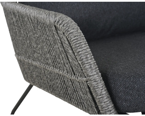Vue détaillée d'un fauteuil avec structure tressée et coussin d'assise