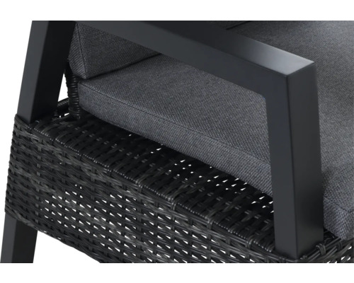 Detailansicht eines Gartenstuhls mit Rattan-Optik und Sitzkissen