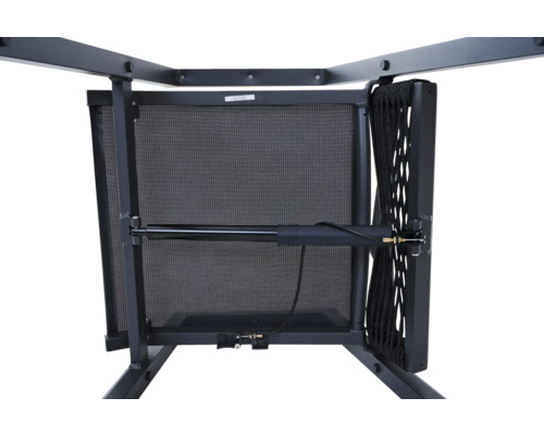 Vue détaillée d'un cadre métallique avec structure en treillis et mécanisme de réglage.