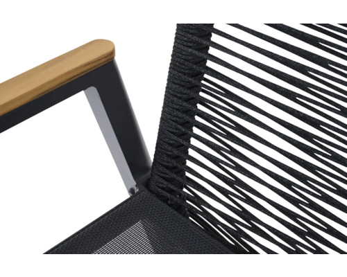 Gros plan d'une chaise de jardin avec accoudoir en bois et revêtement en corde noire.