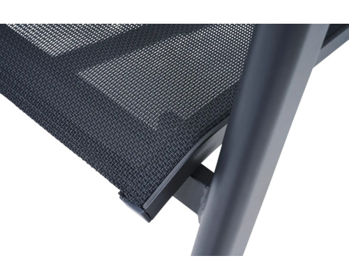 Gros plan d'une chaise de jardin avec revêtement textile et structure métallique