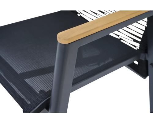 Gros plan d'une chaise de jardin avec accoudoir en bois et assise en tissu