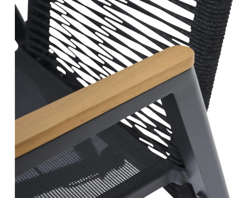 Gros plan d'une chaise de jardin avec accoudoir en bois et dossier tressé