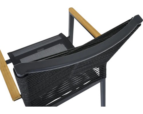 Vue détaillée d'un fauteuil de jardin noir avec cordage et accoudoirs en bois
