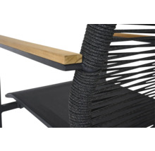 Vue détaillée d'un fauteuil avec accoudoir en bois et cordage