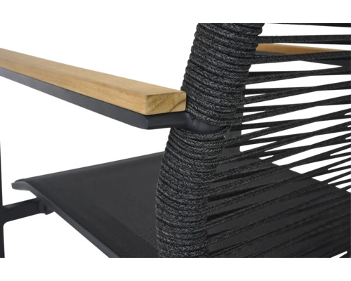 Vue détaillée d'un fauteuil avec accoudoir en bois et cordage