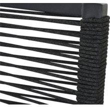 Vue détaillée d'une chaise avec assise en corde et structure