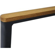 Vue détaillée d'un accoudoir de chaise de jardin en bois et métal
