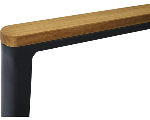 Vue détaillée d'un accoudoir de chaise de jardin en bois et métal