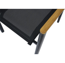 Vue détaillée d'une chaise de jardin avec revêtement textile et accoudoir