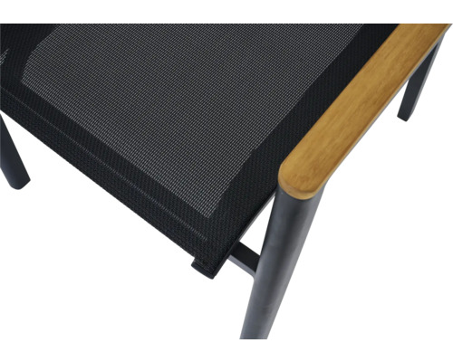 Vue détaillée d'une chaise de jardin avec revêtement textile et accoudoir
